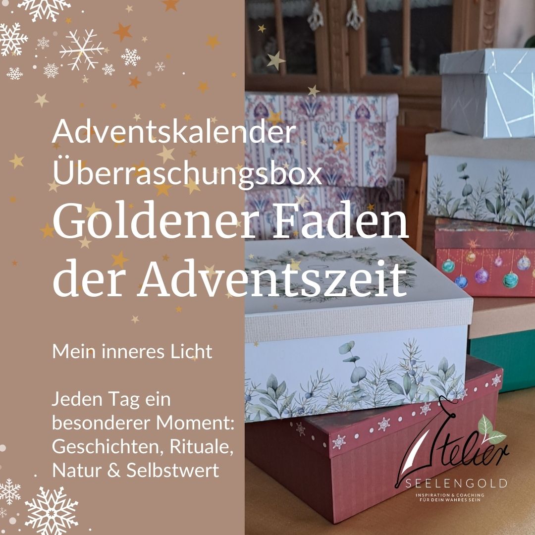 Stapel weihnachtlich gestalteter Adventsboxen aus dem Atelier Seelengold als Überraschungskalender für den Goldenen Faden im Advent.